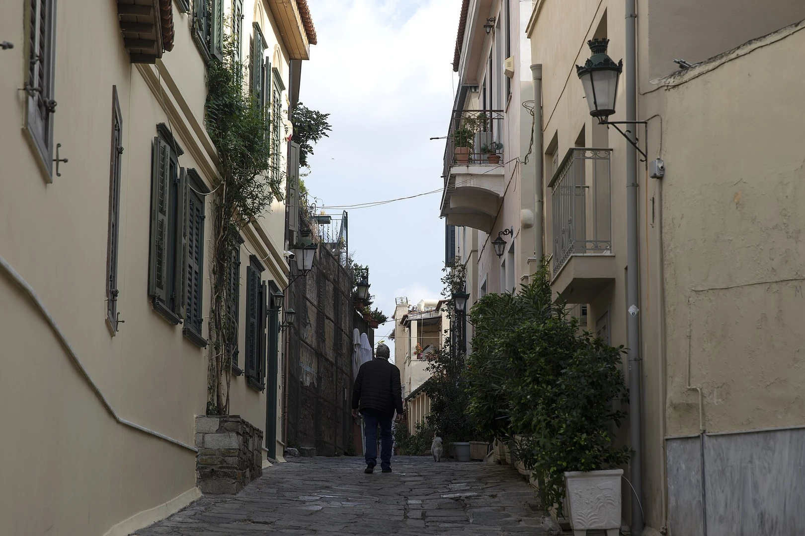 Πεζός σε δρόμο της Πλάκας στην Αθήνα